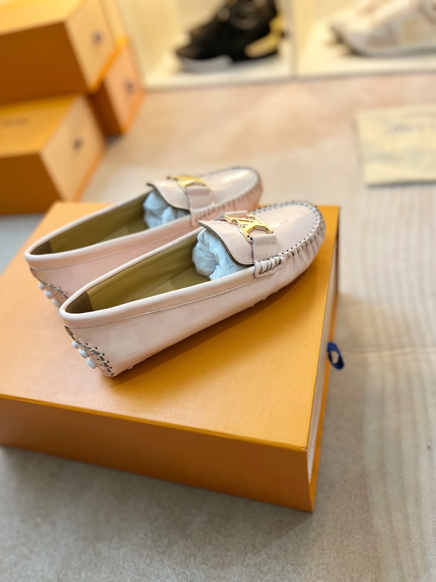 p460💰Couple model❤️🇫🇷 𝙇𝙤𝙪𝙞𝙨 𝙑𝙪𝙞𝙩𝙩𝙤𝙣 🇫🇷Louis Vuitton 2023 Classic𝓛𝓿 𝓣𝓻𝓪𝓲𝓷𝓮𝓻 Sports Series ➪➪➪¯ [Arizona Doudou Shoes Series] ▪️▪️▪️Arizona slip-on shoes are made of Monogram Eclipse canvas. Its hand-painted and dyed edges and hand-sewn uppers fully demonstrate Louis Vuitton's traditional shoemaking craftsmanship. This slip-on shoe is very lightweight. The integrated tongue and upper make it particularly comfortable and flexible. The soft outsole is equipped with rubber padding. Decorated with matching sash. Detailed features: ☑️Monogram Eclipse canvas ☑️Black Eclipse pattern ☑️Hand-painted shoe edges ☑️Hand-sewn uppers (each pair takes time to process) ☑️Integrated tongue and upper construction ☑️Outsole equipped with rubber lining ☑️size: 35_46